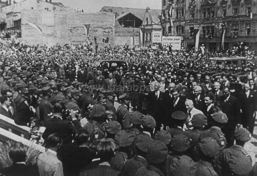 nezarazene (14).jpg - Prezident  Edvard Beneš na Horním náměstí v roce 1946.
